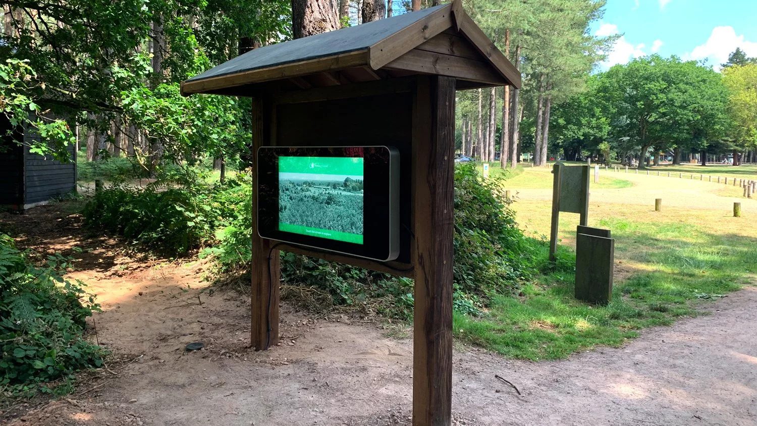 75" WALL-MOUNTED PCAP OUTDOOR TOUCH SCREEN - Image 8