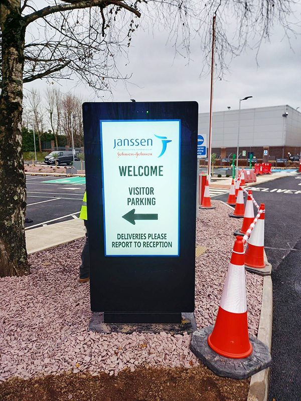 55" FREESTANDING OUTDOOR DIGITAL POSTER - Image 3