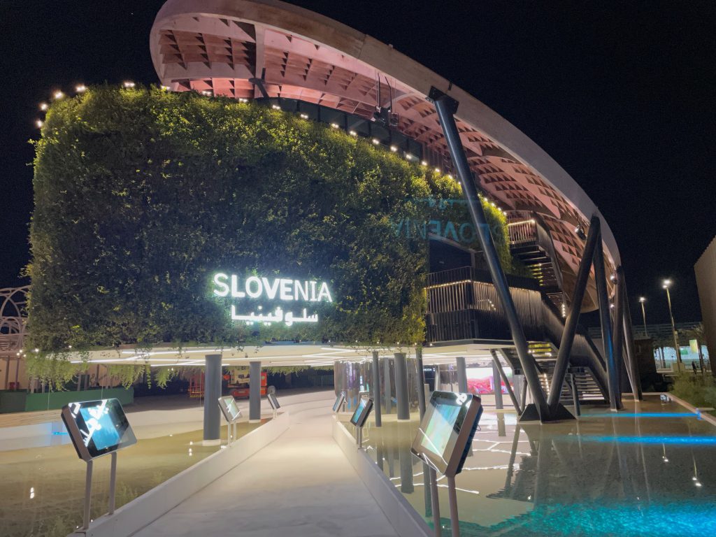 75" WALL-MOUNTED OUTDOOR DIGITAL ADVERTISING DISPLAY - Image 10